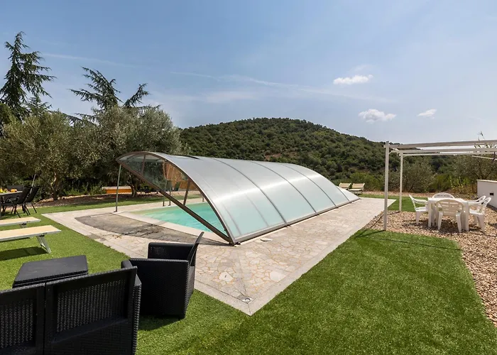 Konukevi Terre Del Mandrolisai 3*